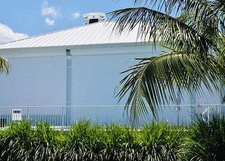 Roll-down shutter system on a building